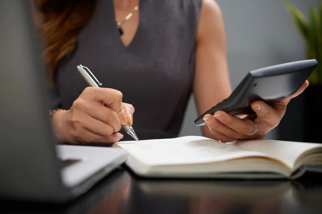 Femme qui travaille à un devis sur mesure